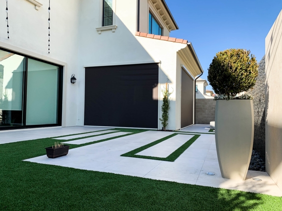 California room with Motorized Power Screens