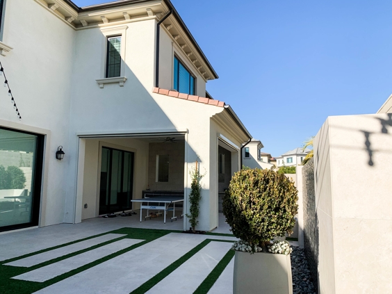 California room with Motorized Power Screens