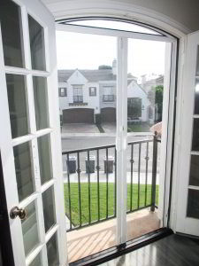 Retractable screen door